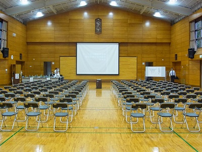 パイプ椅子が並べられた説明会（正面から撮影）